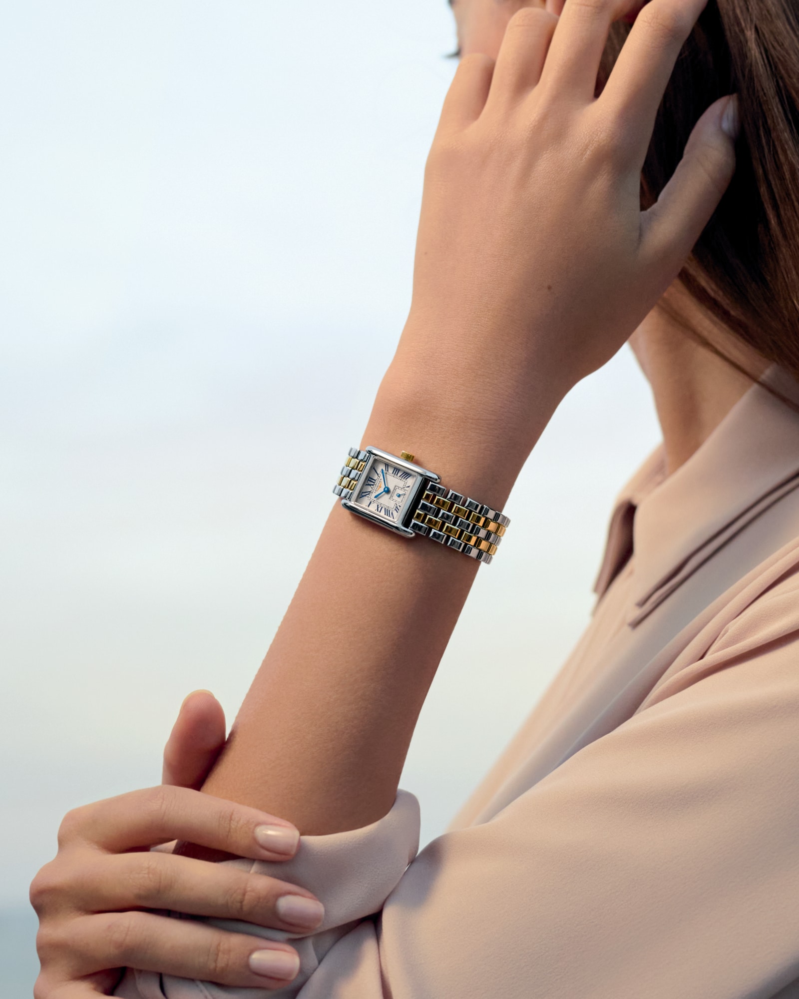 ドルチェヴィータ ミニ クォーツ、18金イエローゴールドのリューズ付き